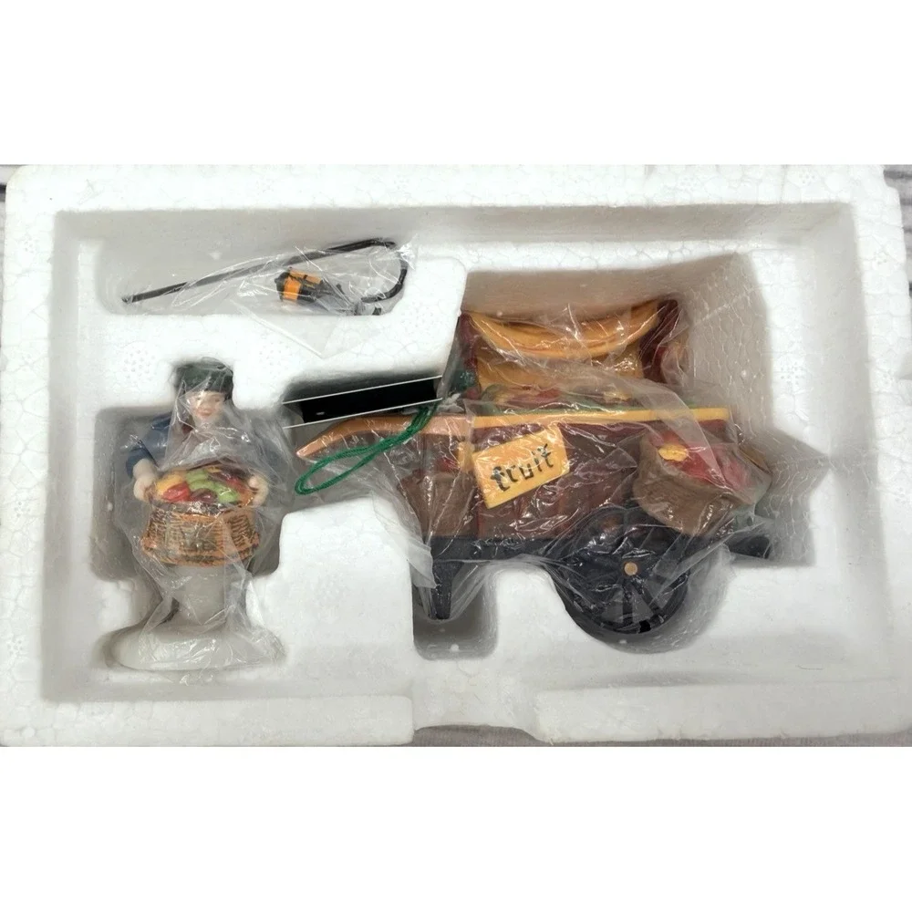 DEPT 56 HERITAGE VILLAGE COLLECTION CHELSEA MARKET FRUIT MONGER & CART - RETIRED